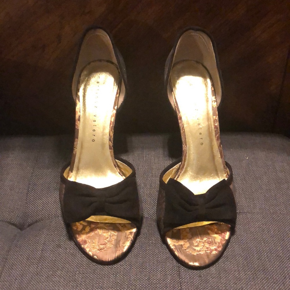 Beautiful bronze heels!!